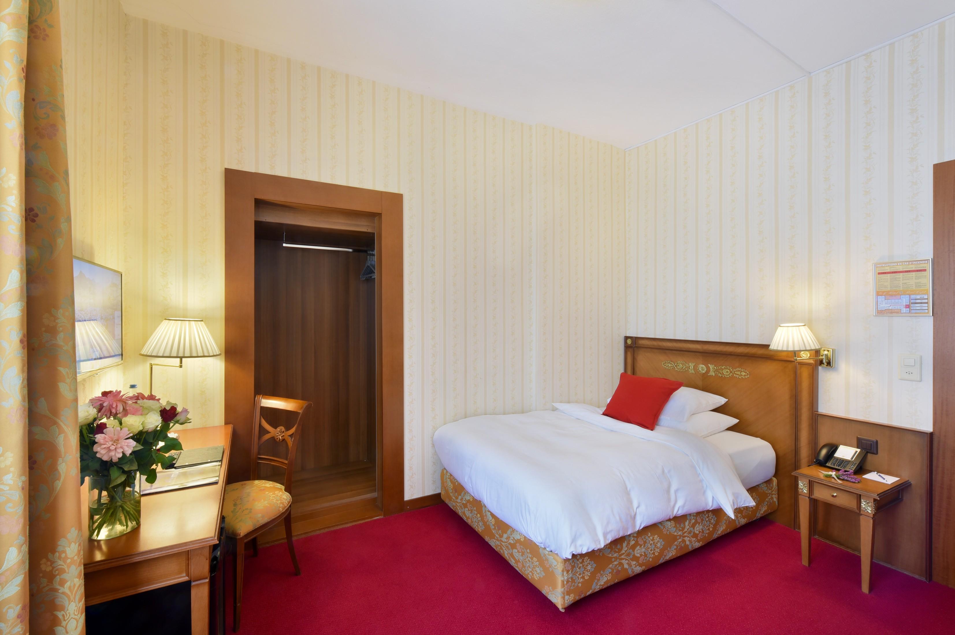 Golf Hotel Rene Capt Монтрьо Екстериор снимка