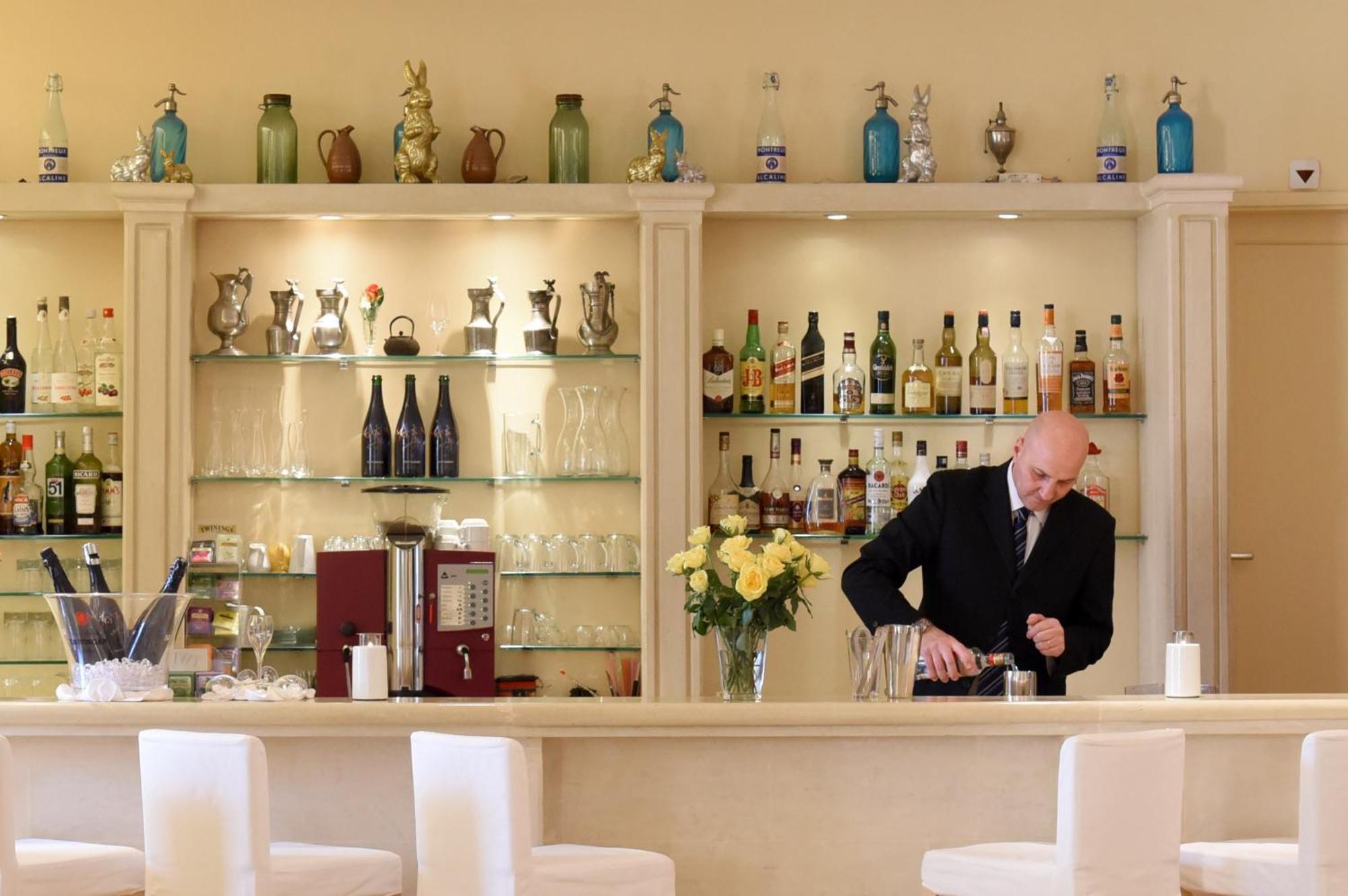 Golf Hotel Rene Capt Монтрьо Екстериор снимка
